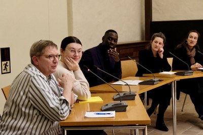 Das Foto zeigt die Panelist*innen von links nach rechts: Prof. Dr. Monika Huesmann, Sandra Subel, Chiponda Chimbelu, Lisa Ertl und Prof. Dr. Jeanette Trenkmann